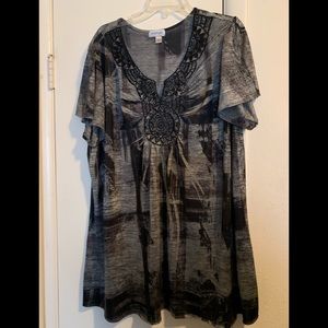 Very cute top with bling extra long Avenue 22-24